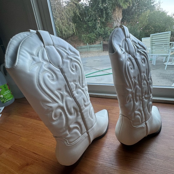 ASOS DESIGN Andi flat western / cowgirl boots in white W 9 - Picture 5 of 9